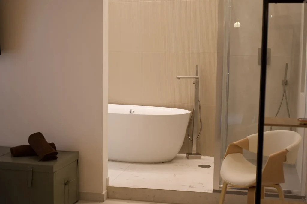Room 3 – Deluxe with Bathtub
